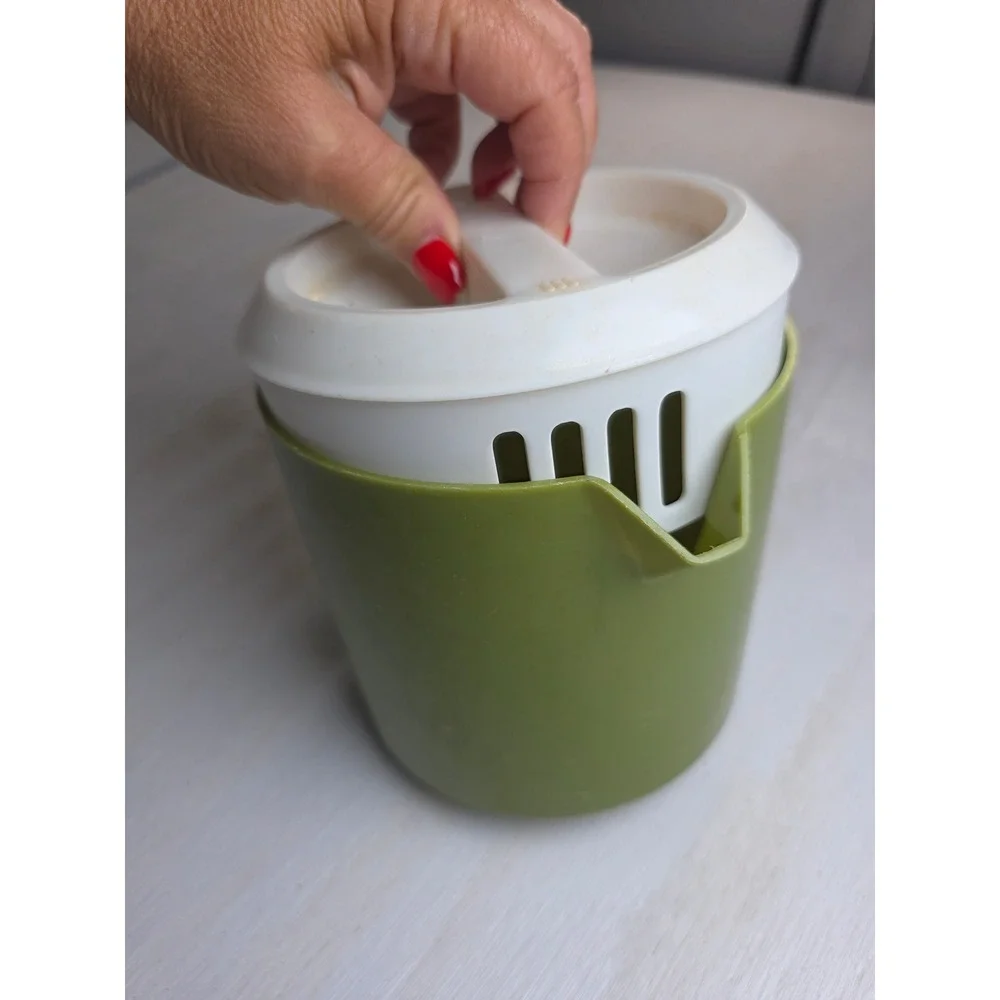 Vintage Rubbermaid Avocado Green Pitcher 1.5 Quart Straining Lid 2745 Retro MCM
